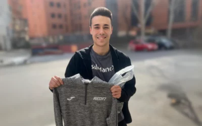 Óscar Vela, ganador de la Porra del derbi, recibe su premio